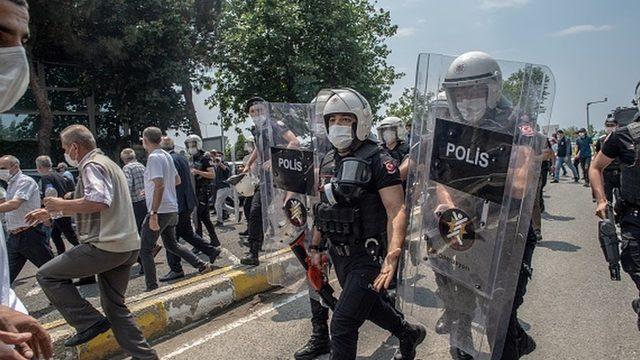 HDP'li vekil ve belediye başkanlarının gözaltına alınmasına karşı protestocular sokağa çıkmıştı