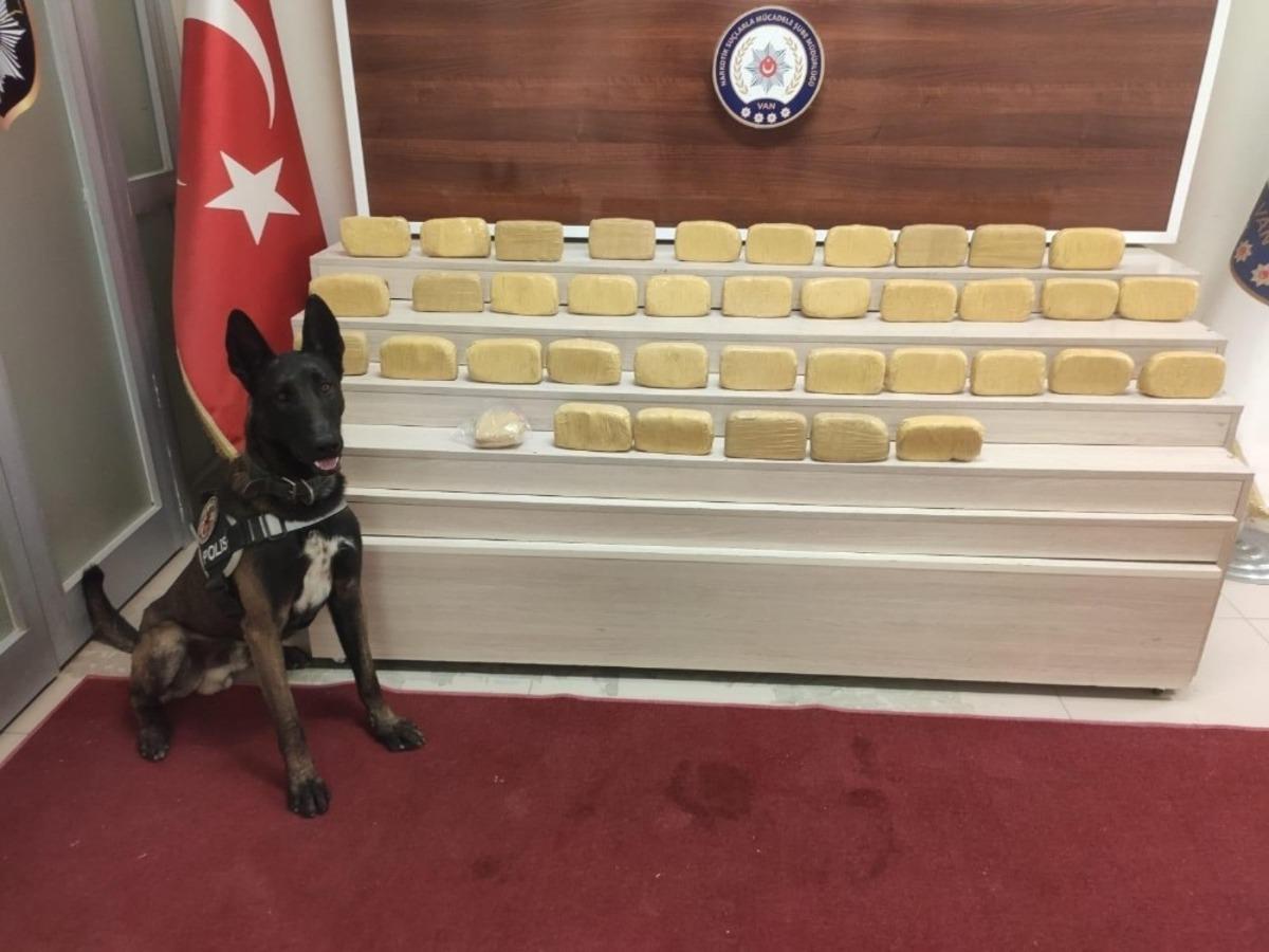 Van&rsquo;da oto kılıfları i&ccedil;erisinde 19 kilo eroin ele ge&ccedil;irildi