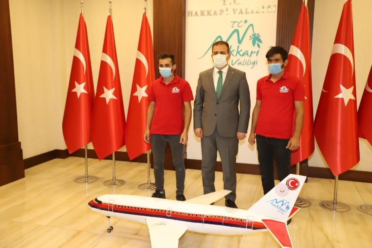 Vali Akbıyık Teknofest200&rsquo;de Hakkari&rsquo;yi temsil eden Tatlı&rsquo;yı makamında kabul etti