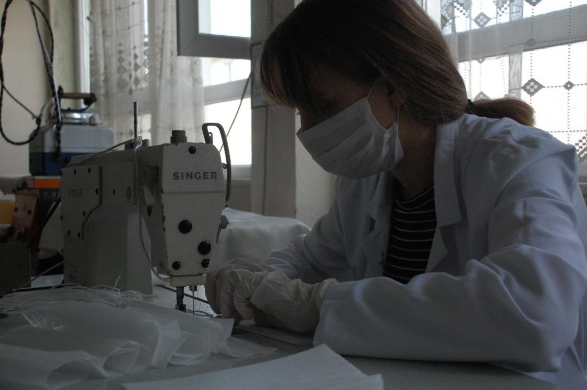 At&ouml;lyelerine d&ouml;nen meslek liseliler, maske &uuml;retimine devam ediyor