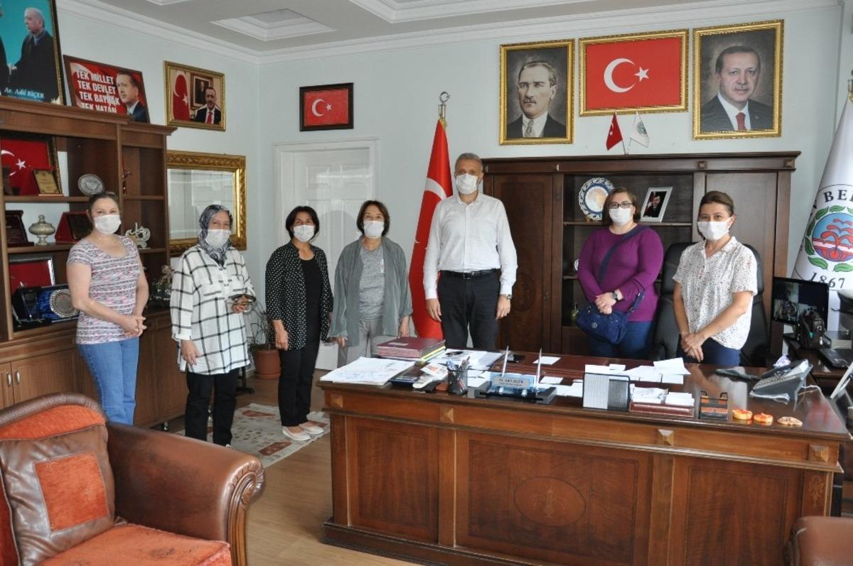 Hayvansever kadınlardan sokak hayvanları i&ccedil;in yardım &ccedil;ağrısı