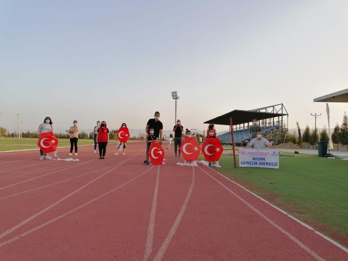 Ay Yıldızlı u&ccedil;urtmalar g&ouml;ky&uuml;z&uuml;nde s&uuml;z&uuml;ld&uuml;