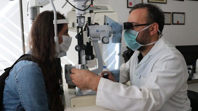 Korona virüs gözlerde rahatsızlığa neden oluyor