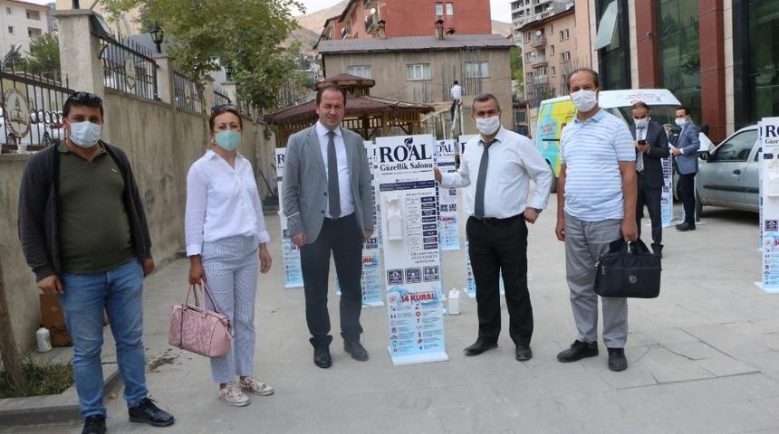 G&uuml;zellik salonundan Hakkari&rsquo;deki 50 okula dezenfektan standı