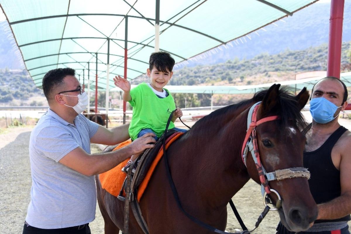 Serebral palsi hastası &ccedil;ocuklar &ouml;zel bir g&uuml;n yaşadı