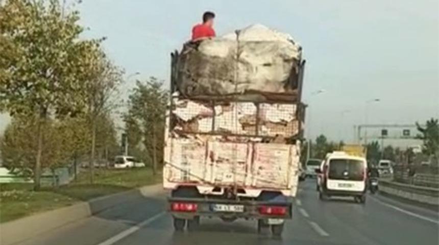 Canlarını hi&ccedil;e saydılar! Hurdaların &uuml;zerinde yolculuk