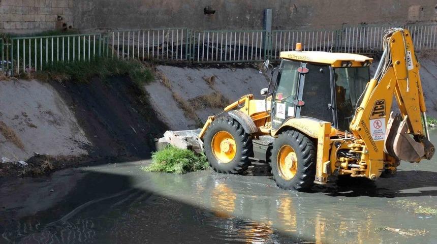 &Ccedil;&ouml;p yatağına d&ouml;nen Zergan Deresi temizleniyor