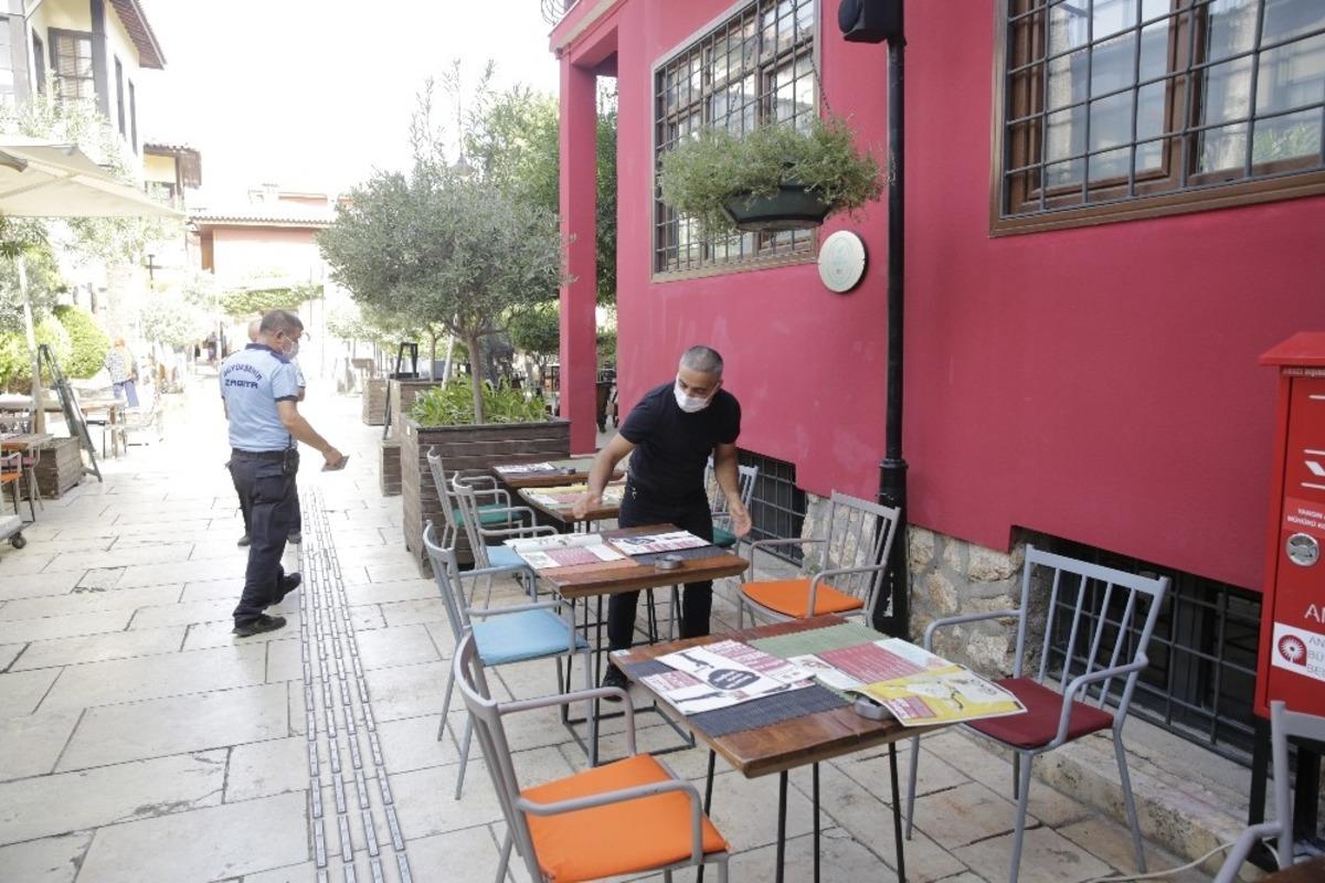 Kalei&ccedil;i&rsquo;nde işyeri dışına taşan masa ve sandalyeler kaldırıldı