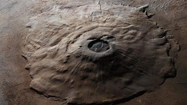 Mars'taki Mons Olympus yanardağı güneş sistemindeki en büyük yanardağ