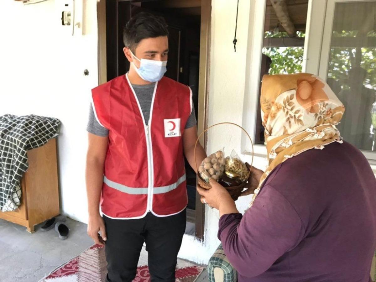 Tunceli&rsquo;de "nine ve dedelere" sepetlerle organik &uuml;r&uuml;n hediye edildi