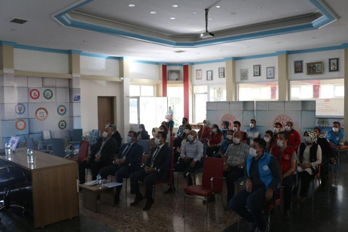 İl M&uuml;d&uuml;r&uuml; Kabak&ccedil;ı, Gen&ccedil;lik Merkezi M&uuml;d&uuml;rlerinden Brifing Aldı