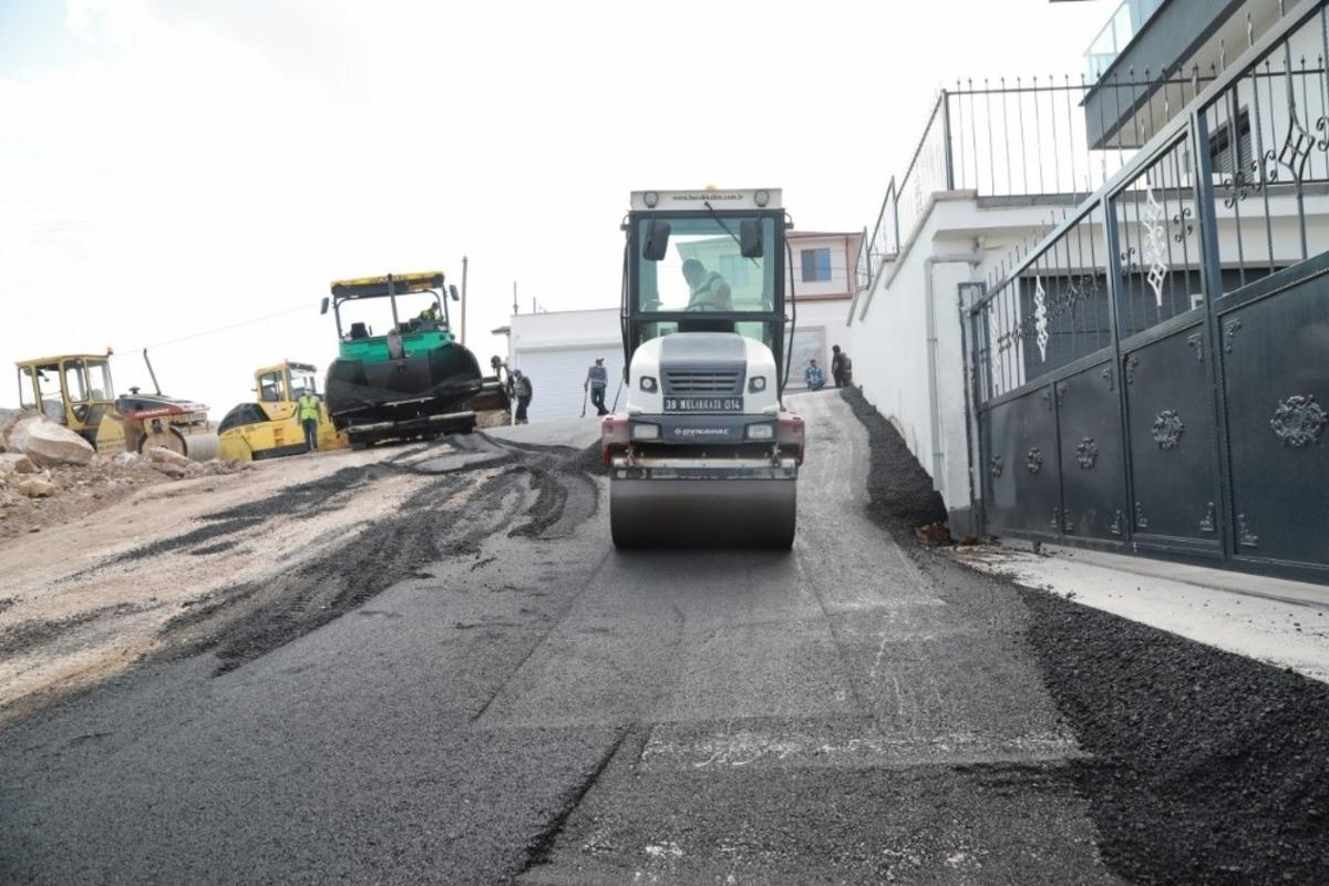 Erciyes Kayak Merkezi&rsquo;nin giriş kapısı olan Hisarcık Mahallesi&rsquo;nde yollar yenileniyor