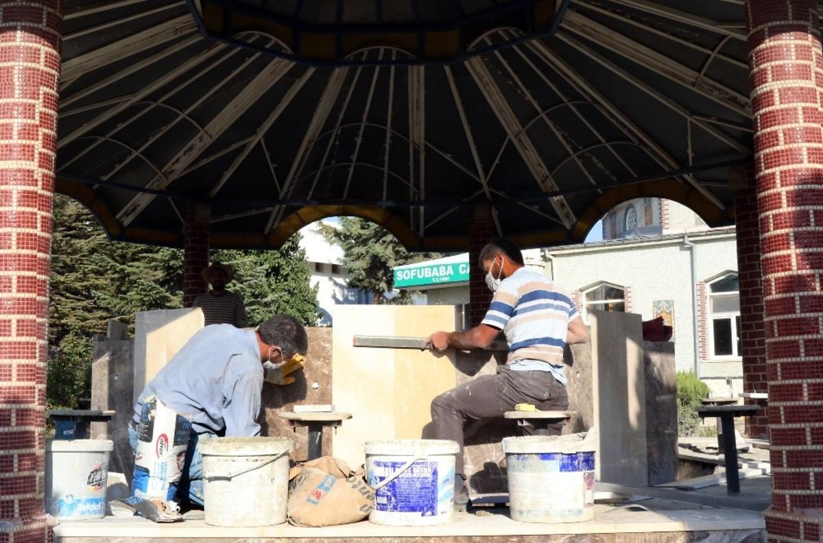 Van B&uuml;y&uuml;kşehir, t&uuml;rbeleri onarıyor