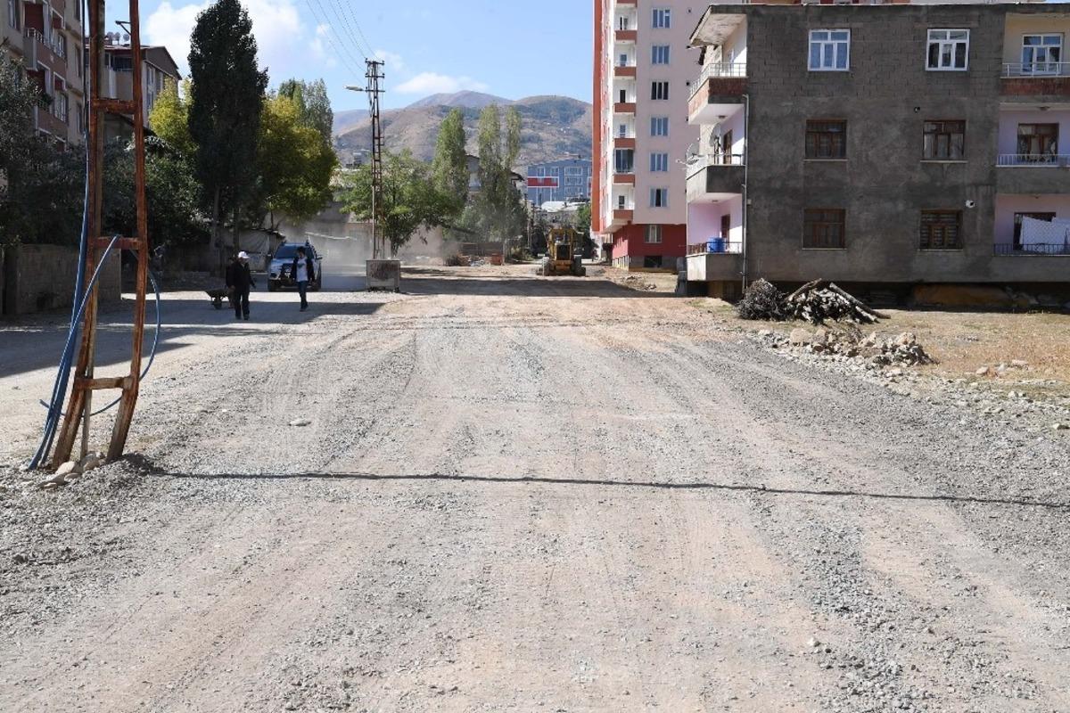 Muş Belediyesi &ccedil;ıkmaz sokakları a&ccedil;maya devam ediyor
