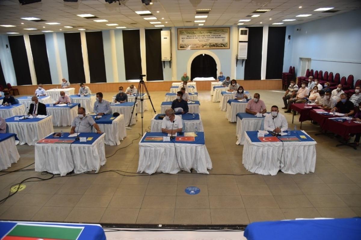 Milas&rsquo;ta meclis &uuml;yelerine Azerbaycan ve T&uuml;rk Bayrağı hediye edildi