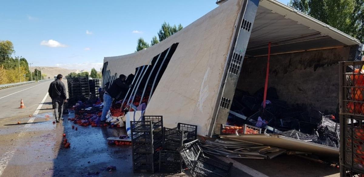 Domates y&uuml;kl&uuml; Tır devrildi