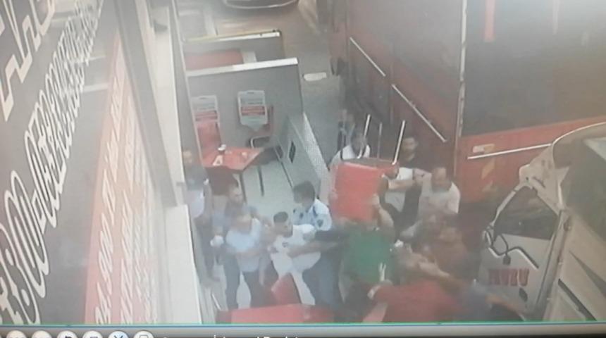 Esenyurt'ta pazarcılar birbirine girdi, sandalyeler levyeler havada uçuştu