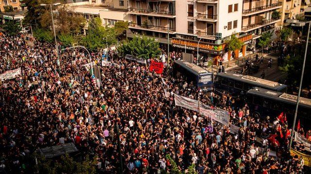 Karar duruşması öncesinde adliye önünde toplanan kalabalık.