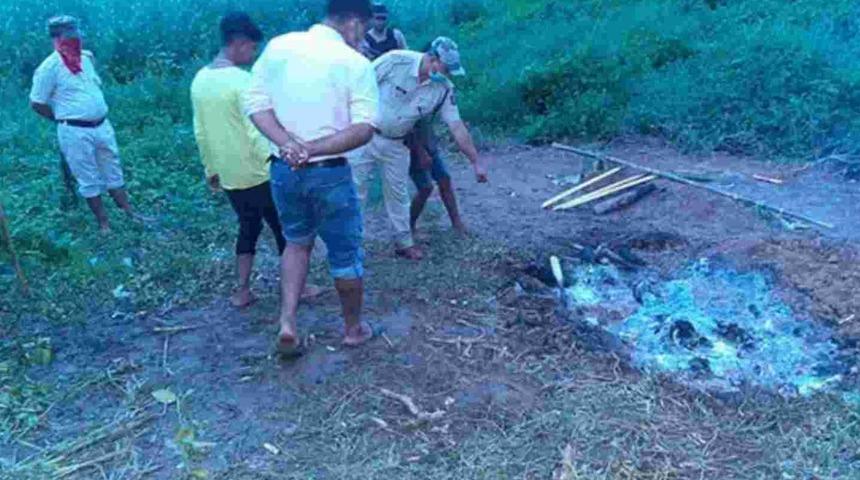 Büyücülükle suçlanan iki kişi kafası kesilerek yakıldı!