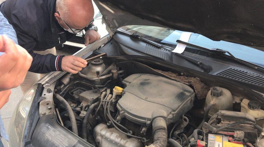 Yavru kedi motora girince... Çıkarabilmek için bakın ne yaptılar