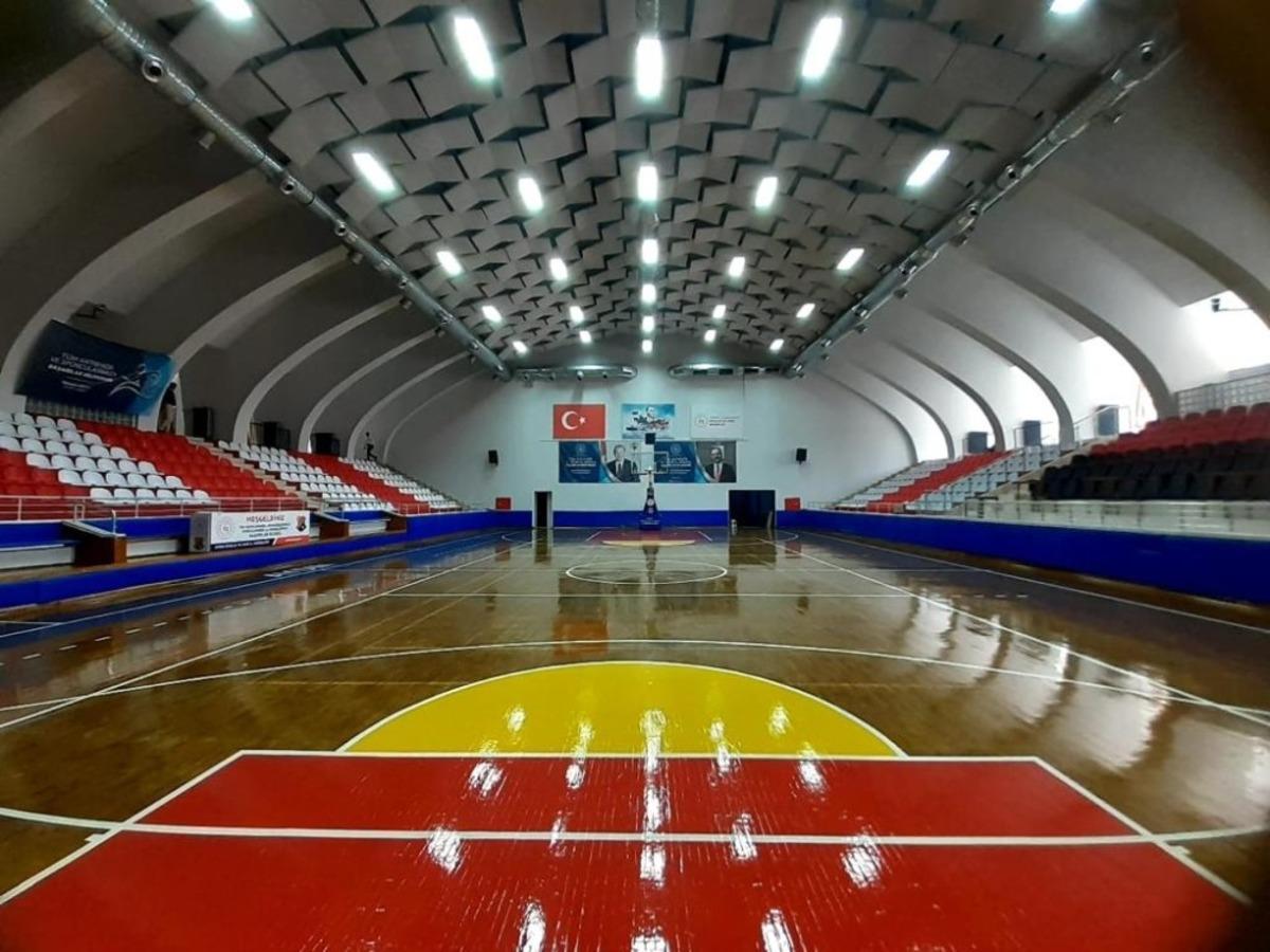 Atat&uuml;rk Kapalı Spor Salonu yeni g&ouml;r&uuml;n&uuml;m&uuml;ne kavuştu