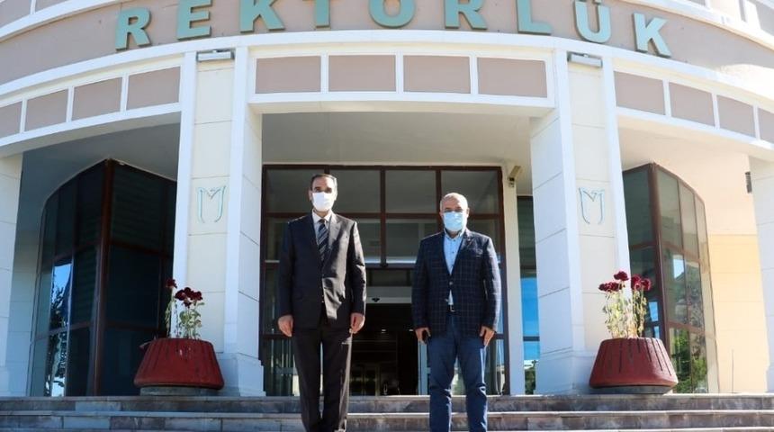 Muş İl Milli Eğitim M&uuml;d&uuml;r&uuml; Kıvan&ccedil;&rsquo;tan MŞ&Uuml; Rekt&ouml;r&uuml; Polat&rsquo;a iade-i ziyaret