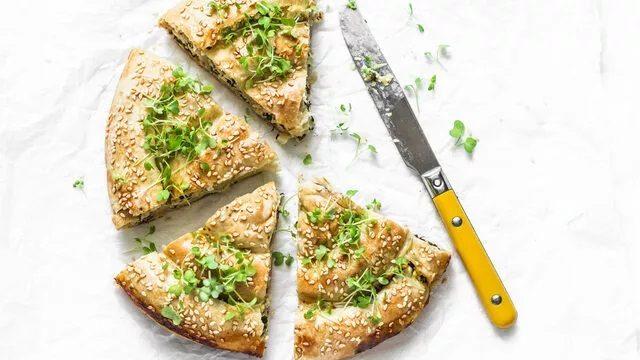 Hem besleyici hem doyurucu: Çıtır çıtır pırasalı börek tarifi