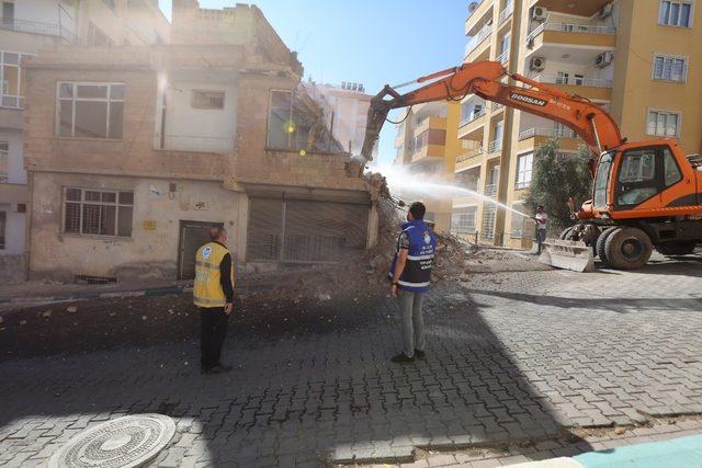 Haliliye’de metruk yapılar yıkılıyor