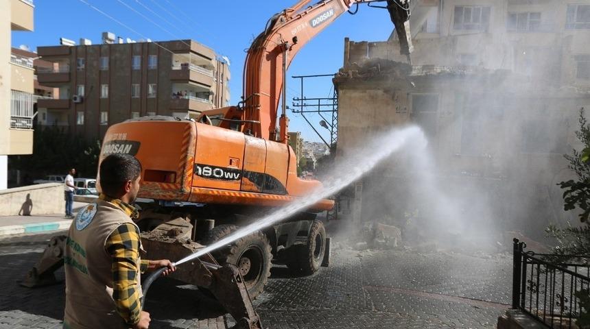 Haliliye&rsquo;de metruk yapılar yıkılıyor