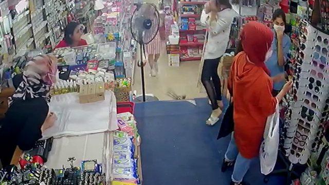 Alışveriş yapmak için gittiği mağazada beğendiği avize kafasına düştü