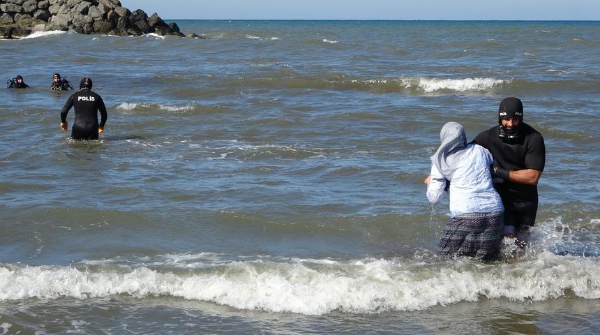 Denizden cansız bedeninin çıkarıldığını görünce koştular