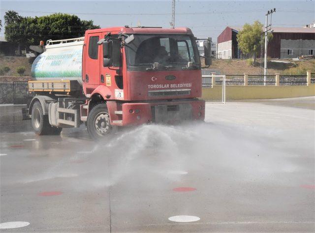 Toroslar’da okullar, yüz yüze eğitim öncesi temizleniyor