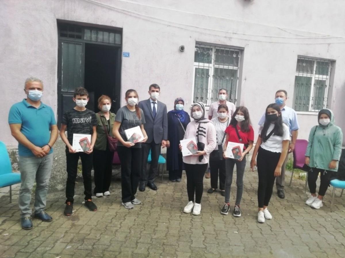 Kilimli&rsquo;de tabletler &ouml;ğrencilere teslim edildi