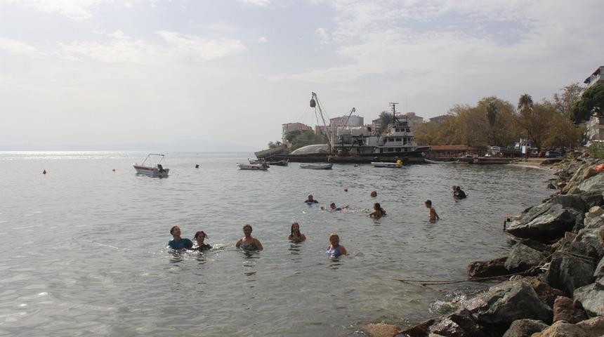 Sonbaharda Temmuz havası! Bunalan denize akın etti