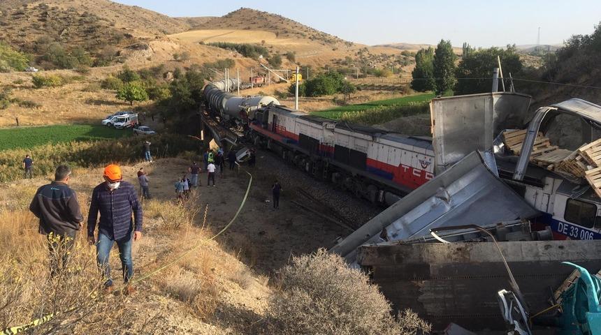 Son dakika! Yozgat'ta 2 yük treni çarpıştı: 2 yaralı