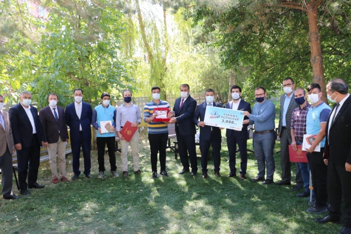 Erciş Kaymakamı Mehmetbeyoğlu, Teknofest2020&rsquo;de dereceye giren &ouml;ğrencileri kabul etti