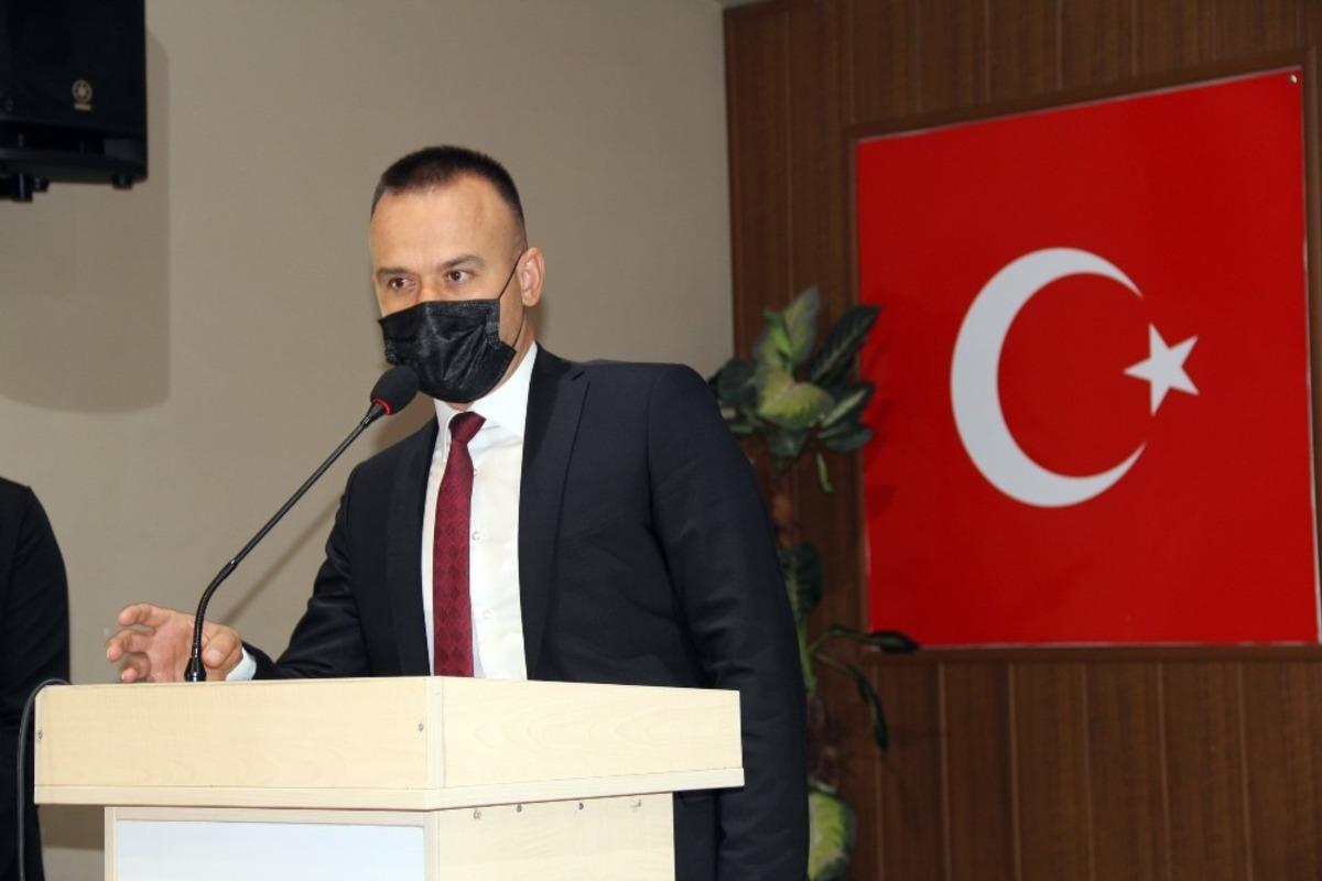 Ağrı Milli Eğitim M&uuml;d&uuml;r&uuml; Tekin, başarılı &ouml;ğrencilere &ouml;d&uuml;llerini verdi