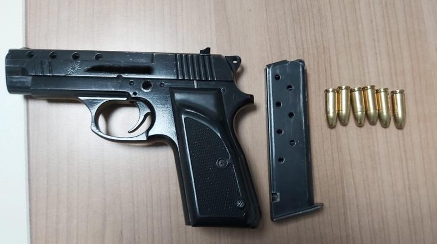 Vatandaşları silah g&ouml;stererek korkutan ş&uuml;pheliler yakalandı