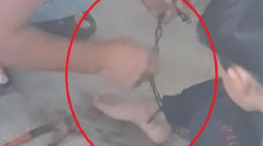 Evde &ccedil;ıkan yangında ayaklarından zincirlenmiş halde bulunmuştu! Bakanlıktan a&ccedil;ıklama geldi