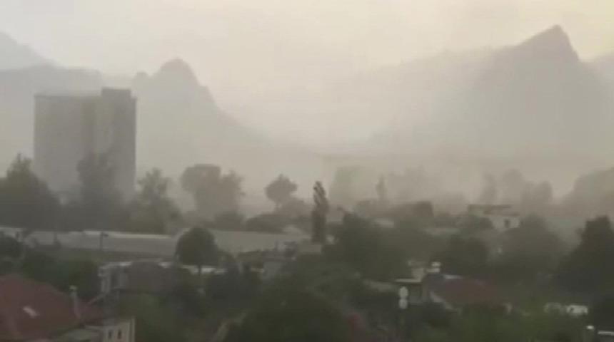 Hava bir anda kapandı! Antalya'da toz fırtınası