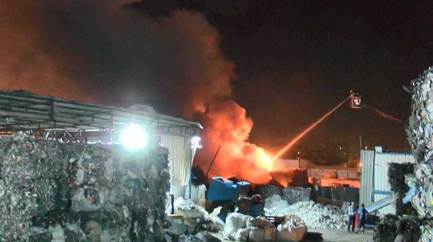 &Uuml;mraniye'de geri d&ouml;n&uuml;ş&uuml;m deposunda yangın