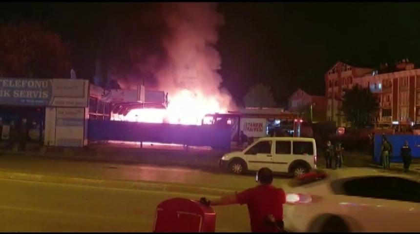 Sancaktepe’de oto yıkama kuaförü alev alev yandı