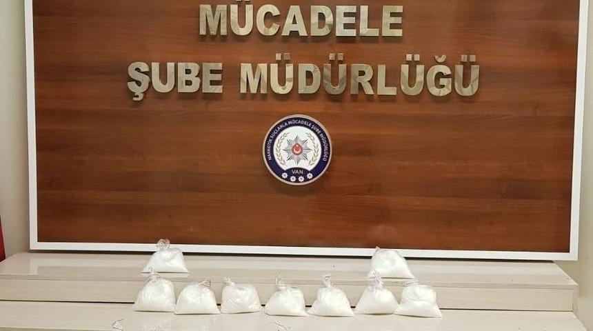 Van&rsquo;da torbacı tabir edilen şahısın &uuml;zerinden 7 kilo 931 gram metamfetamin ele ge&ccedil;irildi