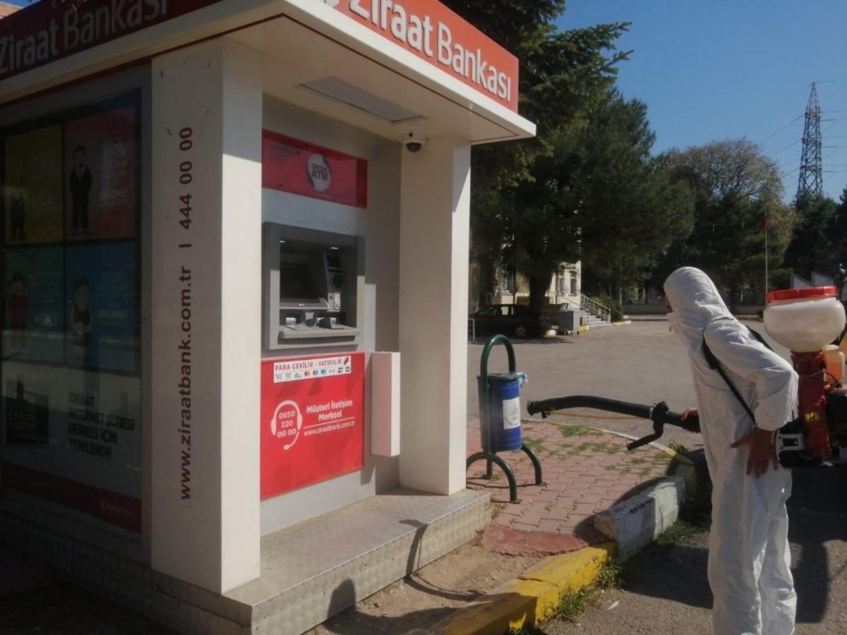 Kartepe belediyesi kamusal alanları dezenfekte ediyor
