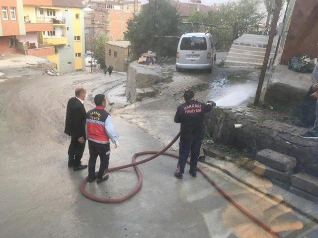 Hakkari itfaiyesi cadde ve sokakları yıkadı