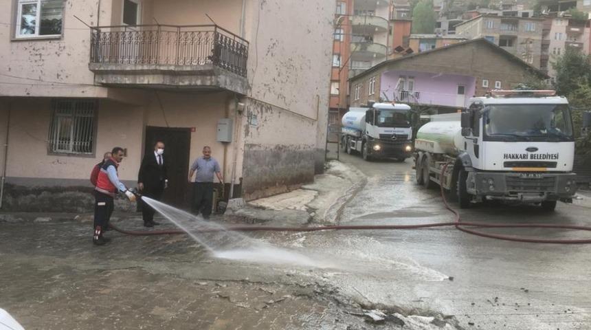 Hakkari itfaiyesi cadde ve sokakları yıkadı