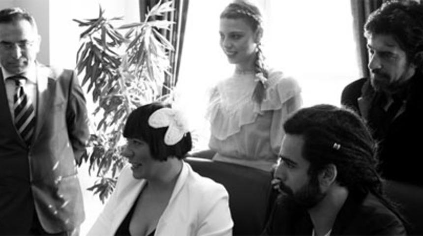 Işın Karaca'dan S&uuml;rpriz Nikah