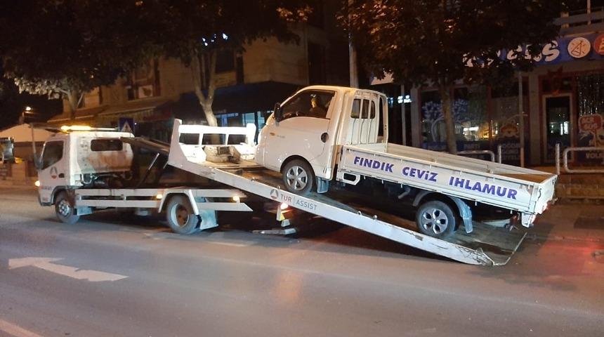 Kavşakta kamyonetiyle attığı drift pahalıya patladı