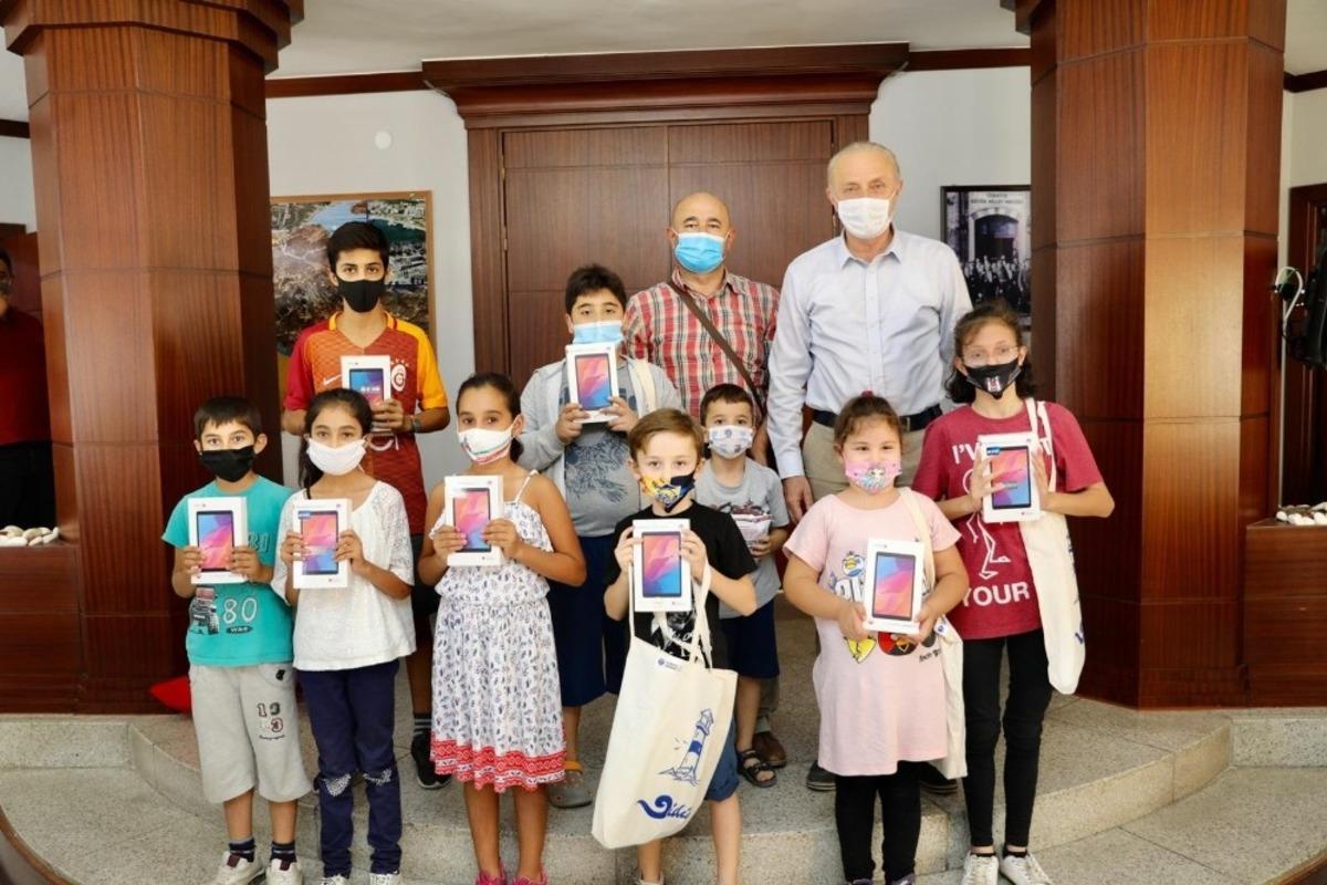 Didim Belediyesi tablet dağıtımına devam ediyor