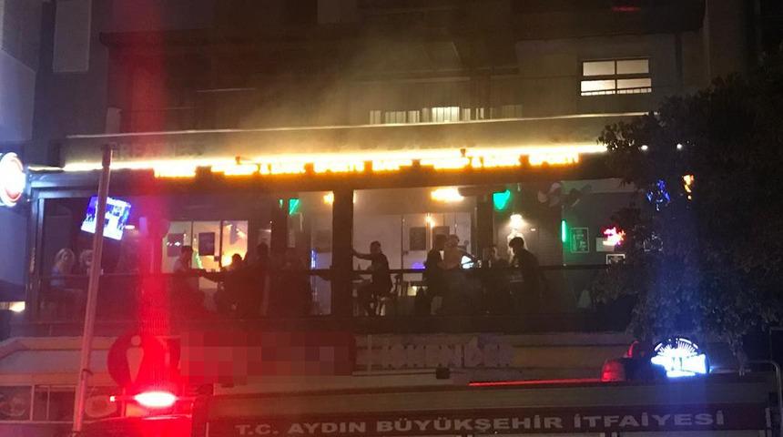 Dumanlar bile onları durdurmadı! Eğlence mekanında şaşkına &ccedil;eviren anlar